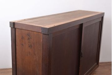 和製アンティーク　前面ヒノキ材　古い木の味わいが楽しめる重厚な佇まいの箪笥サイドボード(水屋箪笥、収納箪笥、収納棚)(R-047352)