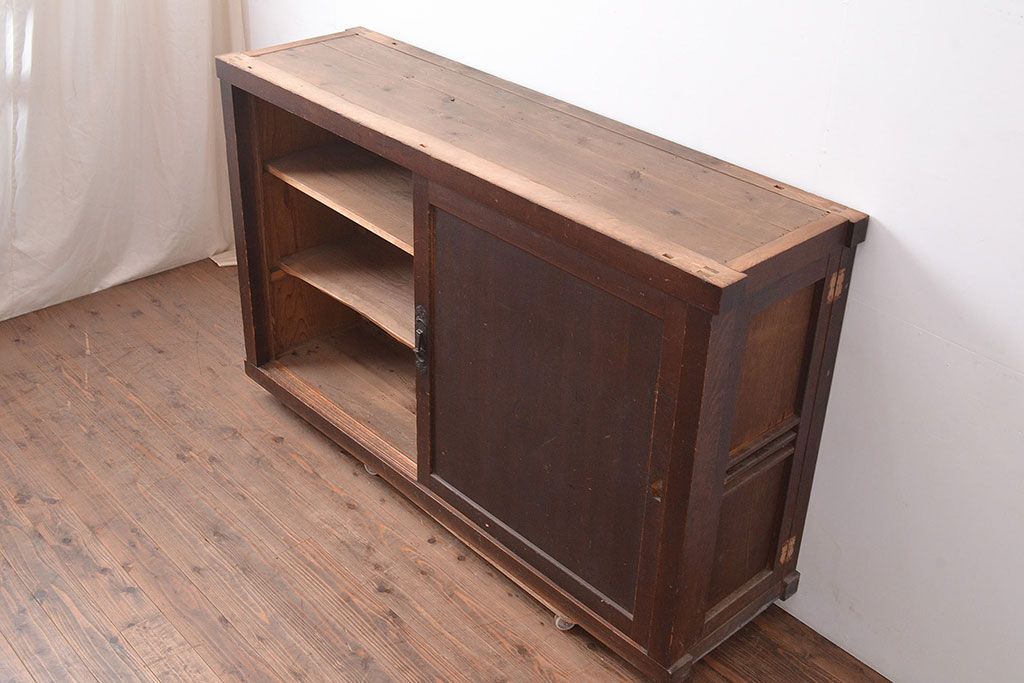 和製アンティーク　前面ヒノキ材　古い木の味わいが楽しめる重厚な佇まいの箪笥サイドボード(水屋箪笥、収納箪笥、収納棚)(R-047352)