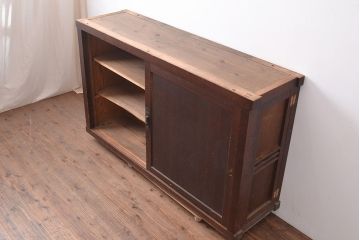 和製アンティーク　前面ヒノキ材　古い木の味わいが楽しめる重厚な佇まいの箪笥サイドボード(水屋箪笥、収納箪笥、収納棚)(R-047352)