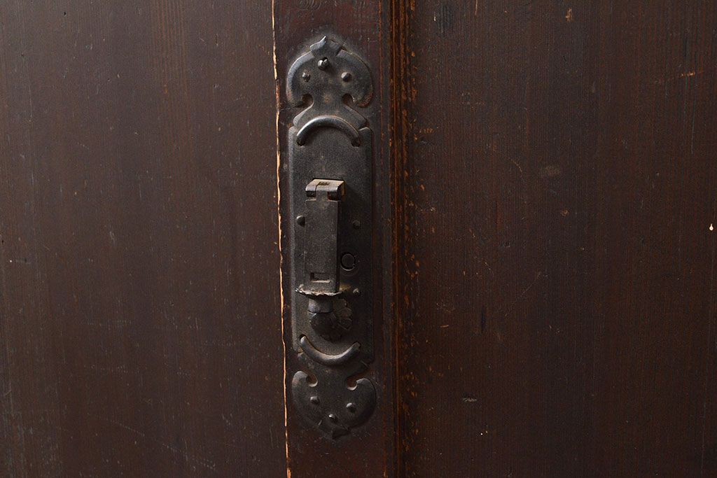 和製アンティーク　前面ヒノキ材　古い木の味わいが楽しめる重厚な佇まいの箪笥サイドボード(水屋箪笥、収納箪笥、収納棚)(R-047352)