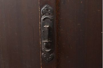 和製アンティーク　前面ヒノキ材　古い木の味わいが楽しめる重厚な佇まいの箪笥サイドボード(水屋箪笥、収納箪笥、収納棚)(R-047352)