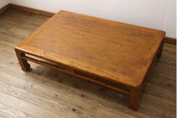 和製アンティーク　総楓(カエデ)材でつくられた、凝ったデザインと赤みがかった色合いが美しい座卓(ローテーブル)(R-047353)