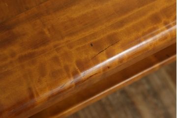 和製アンティーク　総楓(カエデ)材でつくられた、凝ったデザインと赤みがかった色合いが美しい座卓(ローテーブル)(R-047353)