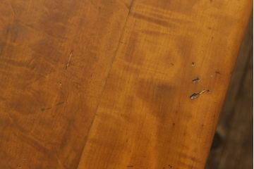 和製アンティーク　総楓(カエデ)材でつくられた、凝ったデザインと赤みがかった色合いが美しい座卓(ローテーブル)(R-047353)