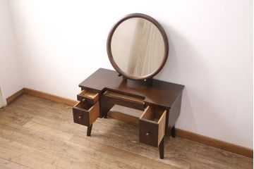 中古　松本民芸家具　西洋アンティークのような雰囲気を感じさせる、丸型一面鏡のドレッサー(鏡台、ミラー)(定価約34万円)(R-047355)