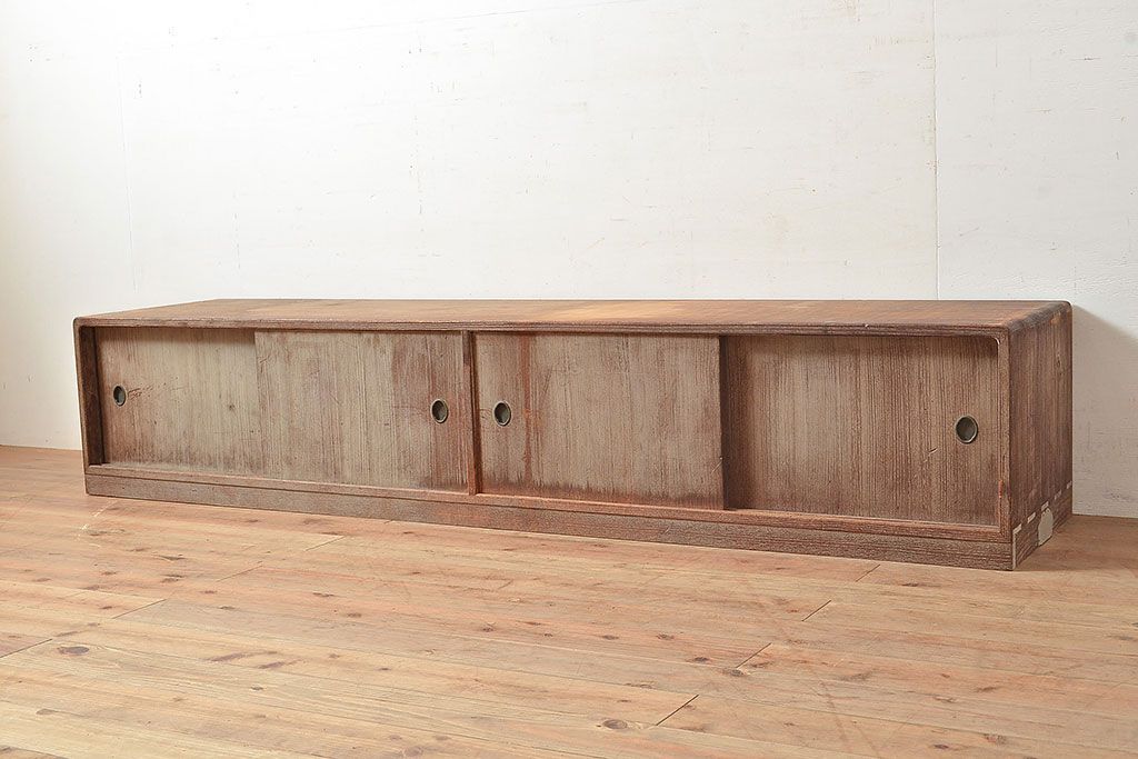 和製アンティーク　味わい深い木肌が魅力的な前面桐材製の戸棚(テレビ台、ローボード)(R-047358)