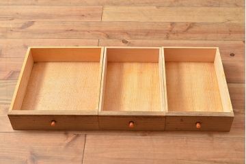 和製アンティーク　味わい深い木肌が魅力的な前面桐材製の戸棚(テレビ台、ローボード)(R-047358)