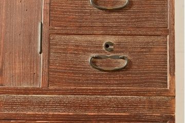 和製アンティーク　上品な金具の意匠が目を引く前面桐材製の箪笥ローボード(テレビ台、戸棚)(R-047359)