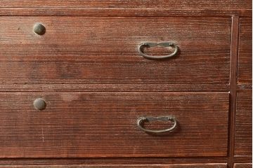 和製アンティーク　使い込まれた木肌が味わい深い前面桐材製の箪笥ローボード(引き出し、チェスト、テレビ台)(R-047360)