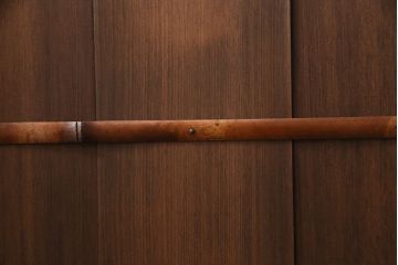 中古　民芸家具　和の趣漂う上品な佇まいの置水屋(置き水屋、茶水屋、戸棚、食器棚、茶棚)(R-047362)