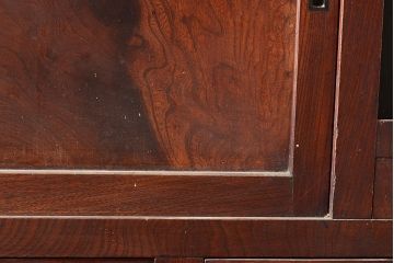 和製アンティーク　漆塗り　大胆でくっきりとした杢目が存在感抜群の前面ケヤキ材製重ね箪笥(関東水屋箪笥、収納棚、茶棚、キャビネット)(R-047363)