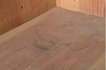 和製アンティーク　漆塗り　大胆でくっきりとした杢目が存在感抜群の前面ケヤキ材製重ね箪笥(関東水屋箪笥、収納棚、茶棚、キャビネット)(R-047363)