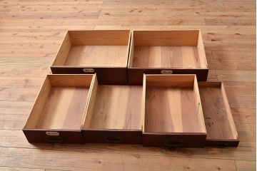 和製アンティーク　漆塗り　大胆でくっきりとした杢目が存在感抜群の前面ケヤキ材製重ね箪笥(関東水屋箪笥、収納棚、茶棚、キャビネット)(R-047363)