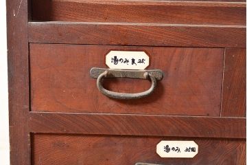 和製アンティーク　漆塗り　大胆でくっきりとした杢目が存在感抜群の前面ケヤキ材製収納棚(関東水屋箪笥、茶棚、キャビネット、リビングボード、引き出し)(R-047365)