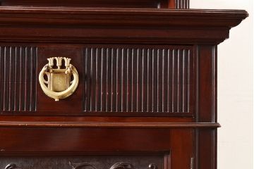 イギリスアンティーク　高級品　華やかな意匠が詰まったマホガニー材製のキャビネット(収納棚、戸棚、サイドボード、ドレッサー、鏡)(R-047368)