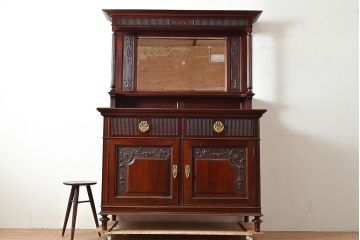 イギリスアンティーク　高級品　華やかな意匠が詰まったマホガニー材製のキャビネット(収納棚、戸棚、サイドボード、ドレッサー、鏡)(R-047368)