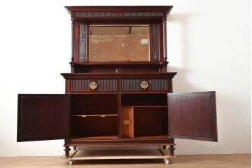 イギリスアンティーク　高級品　華やかな意匠が詰まったマホガニー材製のキャビネット(収納棚、戸棚、サイドボード、ドレッサー、鏡)(R-047368)