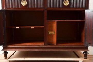 イギリスアンティーク　高級品　華やかな意匠が詰まったマホガニー材製のキャビネット(収納棚、戸棚、サイドボード、ドレッサー、鏡)(R-047368)