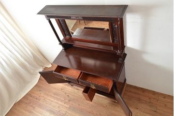 イギリスアンティーク　高級品　華やかな意匠が詰まったマホガニー材製のキャビネット(収納棚、戸棚、サイドボード、ドレッサー、鏡)(R-047368)