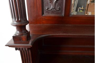 イギリスアンティーク　高級品　華やかな意匠が詰まったマホガニー材製のキャビネット(収納棚、戸棚、サイドボード、ドレッサー、鏡)(R-047368)