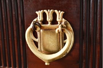 イギリスアンティーク　高級品　華やかな意匠が詰まったマホガニー材製のキャビネット(収納棚、戸棚、サイドボード、ドレッサー、鏡)(R-047368)