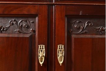 イギリスアンティーク　高級品　華やかな意匠が詰まったマホガニー材製のキャビネット(収納棚、戸棚、サイドボード、ドレッサー、鏡)(R-047368)