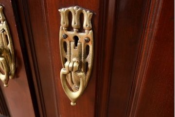 イギリスアンティーク　高級品　華やかな意匠が詰まったマホガニー材製のキャビネット(収納棚、戸棚、サイドボード、ドレッサー、鏡)(R-047368)