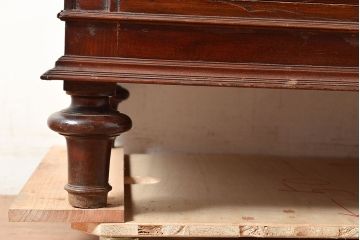 イギリスアンティーク　高級品　華やかな意匠が詰まったマホガニー材製のキャビネット(収納棚、戸棚、サイドボード、ドレッサー、鏡)(R-047368)