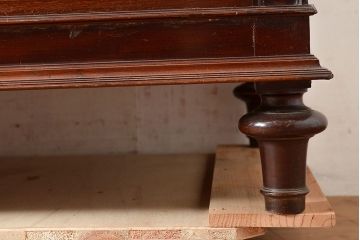 イギリスアンティーク　高級品　華やかな意匠が詰まったマホガニー材製のキャビネット(収納棚、戸棚、サイドボード、ドレッサー、鏡)(R-047368)