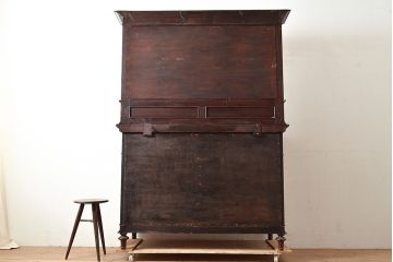 イギリスアンティーク　高級品　華やかな意匠が詰まったマホガニー材製のキャビネット(収納棚、戸棚、サイドボード、ドレッサー、鏡)(R-047368)