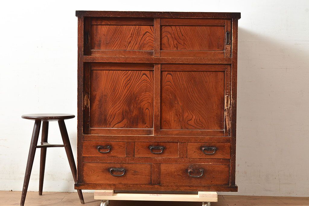 和製アンティーク　上質な空間づくりにおすすめ!前面にヒノキ材とケヤキ材を使った高級感漂う戸棚(収納棚、キャビネット)(R-047369)