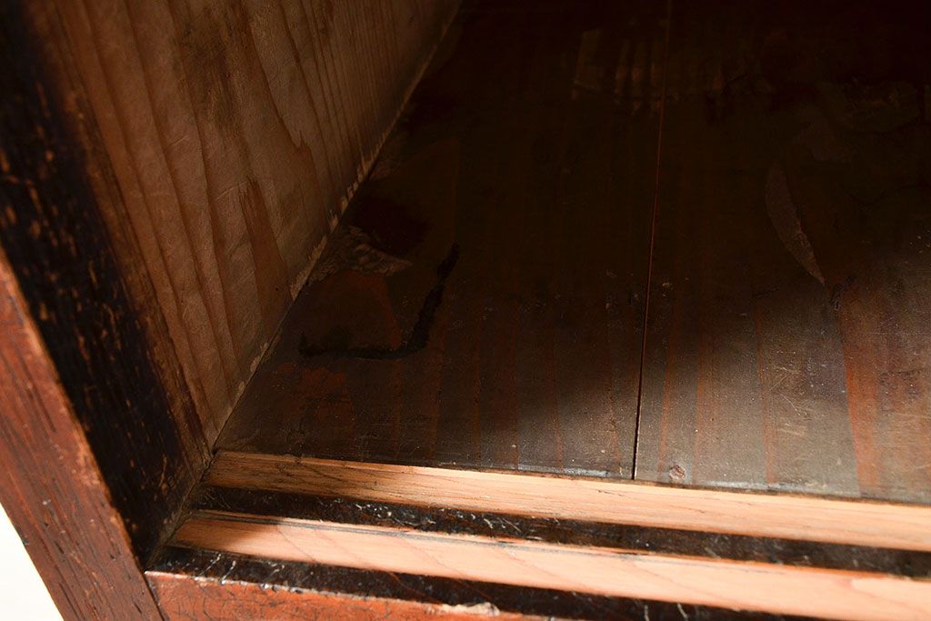 和製アンティーク　上質な空間づくりにおすすめ!前面にヒノキ材とケヤキ材を使った高級感漂う戸棚(収納棚、キャビネット)(R-047369)