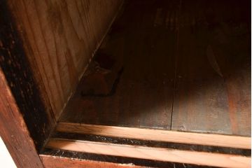 和製アンティーク　上質な空間づくりにおすすめ!前面にヒノキ材とケヤキ材を使った高級感漂う戸棚(収納棚、キャビネット)(R-047369)