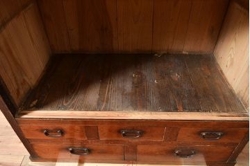 和製アンティーク　上質な空間づくりにおすすめ!前面にヒノキ材とケヤキ材を使った高級感漂う戸棚(収納棚、キャビネット)(R-047369)