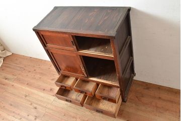 和製アンティーク　上質な空間づくりにおすすめ!前面にヒノキ材とケヤキ材を使った高級感漂う戸棚(収納棚、キャビネット)(R-047369)