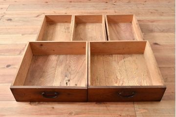 和製アンティーク　上質な空間づくりにおすすめ!前面にヒノキ材とケヤキ材を使った高級感漂う戸棚(収納棚、キャビネット)(R-047369)