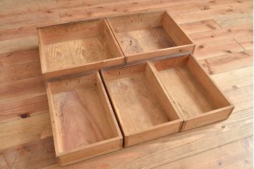 和製アンティーク　上質な空間づくりにおすすめ!前面にヒノキ材とケヤキ材を使った高級感漂う戸棚(収納棚、キャビネット)(R-047369)