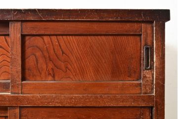 和製アンティーク　上質な空間づくりにおすすめ!前面にヒノキ材とケヤキ材を使った高級感漂う戸棚(収納棚、キャビネット)(R-047369)