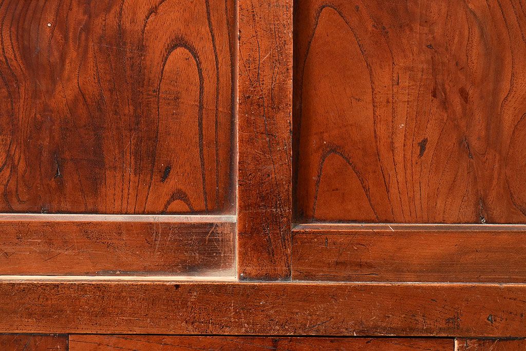 和製アンティーク　上質な空間づくりにおすすめ!前面にヒノキ材とケヤキ材を使った高級感漂う戸棚(収納棚、キャビネット)(R-047369)