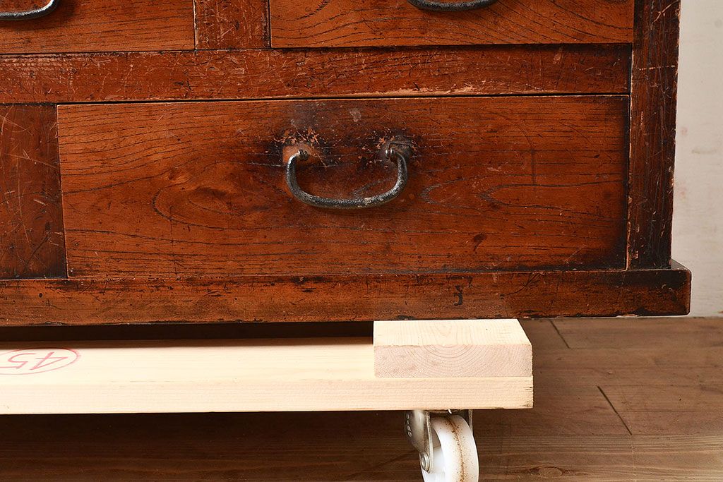 和製アンティーク　上質な空間づくりにおすすめ!前面にヒノキ材とケヤキ材を使った高級感漂う戸棚(収納棚、キャビネット)(R-047369)