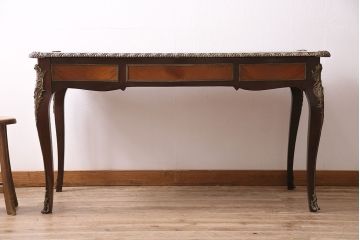 フランスアンティーク　マホガニー材　希少!真鍮製の装飾が高級感を漂わせるレザートップテーブル(ワークデスク、机、在宅ワーク、在宅用)(R-047371)