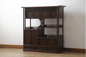 中古　美品　民芸家具　指物家具　カリン材製　漆塗りが上質な雰囲気を高める国産の飾り棚(戸棚、違い棚、茶棚、収納棚、花梨材)(R-047372)