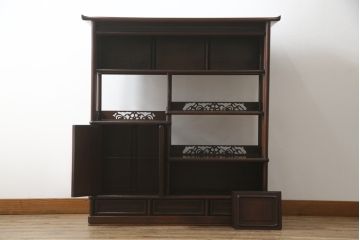 中古　美品　民芸家具　指物家具　カリン材製　漆塗りが上質な雰囲気を高める国産の飾り棚(戸棚、違い棚、茶棚、収納棚、花梨材)(R-047372)