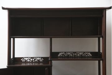 中古　美品　民芸家具　指物家具　カリン材製　漆塗りが上質な雰囲気を高める国産の飾り棚(戸棚、違い棚、茶棚、収納棚、花梨材)(R-047372)