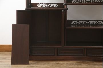 中古　美品　民芸家具　指物家具　カリン材製　漆塗りが上質な雰囲気を高める国産の飾り棚(戸棚、違い棚、茶棚、収納棚、花梨材)(R-047372)