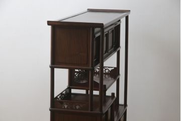 中古　美品　民芸家具　指物家具　カリン材製　漆塗りが上質な雰囲気を高める国産の飾り棚(戸棚、違い棚、茶棚、収納棚、花梨材)(R-047372)