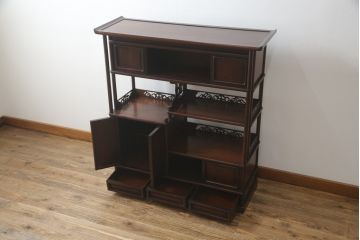 中古　美品　民芸家具　指物家具　カリン材製　漆塗りが上質な雰囲気を高める国産の飾り棚(戸棚、違い棚、茶棚、収納棚、花梨材)(R-047372)