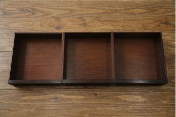 中古　美品　民芸家具　指物家具　カリン材製　漆塗りが上質な雰囲気を高める国産の飾り棚(戸棚、違い棚、茶棚、収納棚、花梨材)(R-047372)