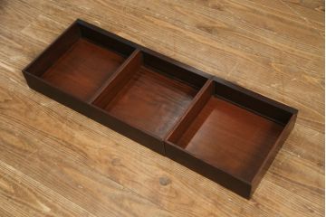中古　美品　民芸家具　指物家具　カリン材製　漆塗りが上質な雰囲気を高める国産の飾り棚(戸棚、違い棚、茶棚、収納棚、花梨材)(R-047372)