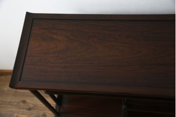 中古　美品　民芸家具　指物家具　カリン材製　漆塗りが上質な雰囲気を高める国産の飾り棚(戸棚、違い棚、茶棚、収納棚、花梨材)(R-047372)